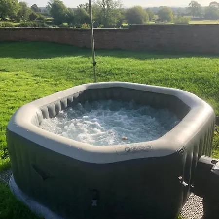 The Wing & Gardens With Free Hot Tub & Hard Tennis Court At Brook Hall Nr York & Leeds Tadcaster