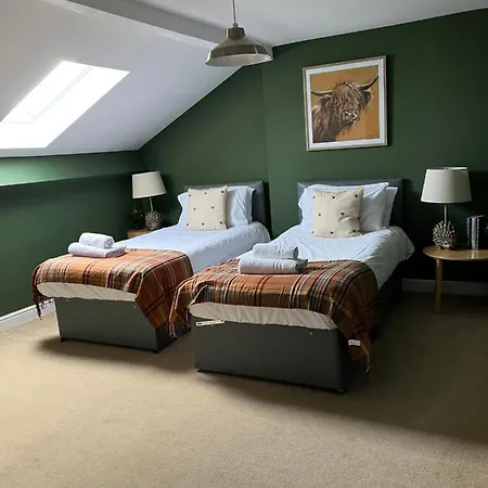 The Wing & Gardens With Free Hot Tub & Hard Tennis Court At Brook Hall Nr York & Leeds