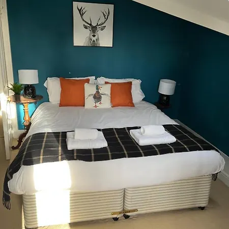 The Wing & Gardens With Free Hot Tub & Hard Tennis Court At Brook Hall Nr York & Leeds Holiday home *