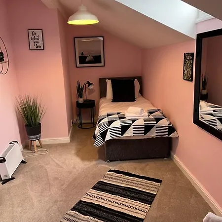 The Wing & Gardens With Free Hot Tub & Hard Tennis Court At Brook Hall Nr York & Leeds * Tadcaster