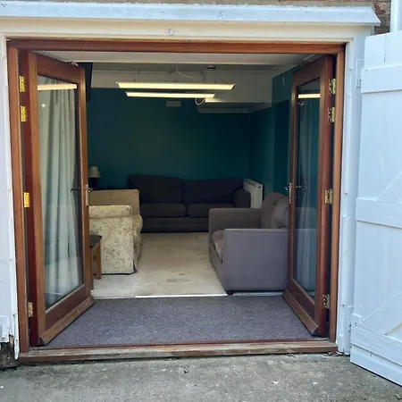 The Wing & Gardens With Free Hot Tub & Hard Tennis Court At Brook Hall Nr York & Leeds *