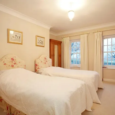 The Wing & Gardens With Free Hot Tub & Hard Tennis Court At Brook Hall Nr York & Leeds * Tadcaster