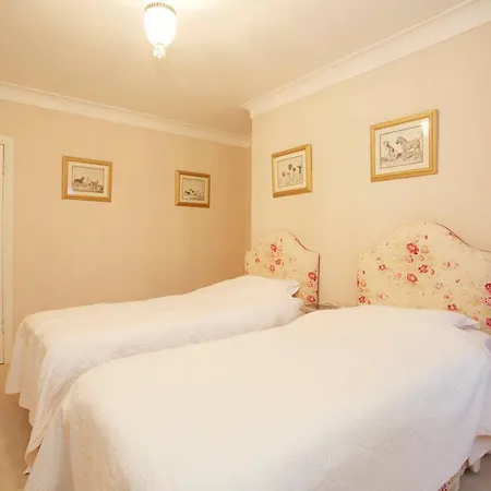 The Wing & Gardens With Free Hot Tub & Hard Tennis Court At Brook Hall Nr York & Leeds